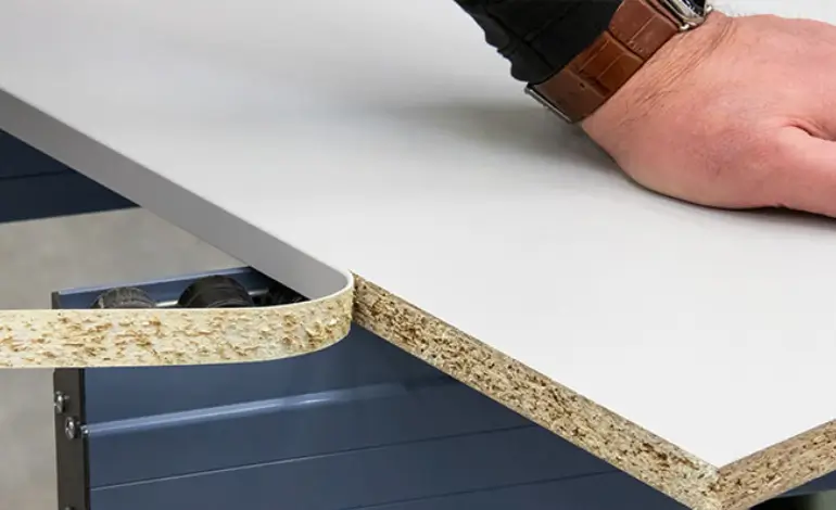 pplication de bande de chant sur un panneau de meuble avec contrôle de la colle, de la température et de la pression