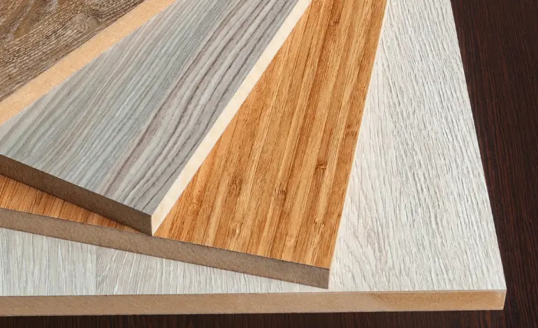 anneaux MDF décoratifs stockés dans un entrepôt au Maroc soumis aux nouveaux droits de douane