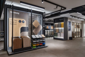Présentation des gammes Harmony et BlackLine de Kronospan – textures bois et réalisme des finitions au showroom de Casablanca