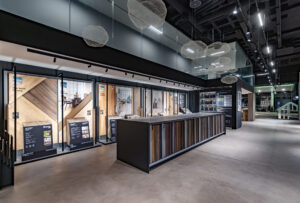 Présentation des surfaces bois Kronospan dans le Design Center de Casablanca – panneaux décoratifs et revêtements sol