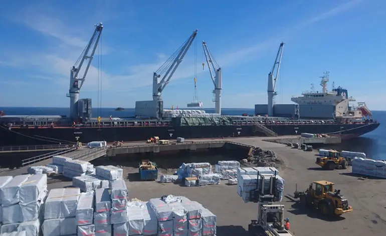 Navire en chargement de bois résineux pour l’export, reflet du marché mondial du bois résineux en mutation