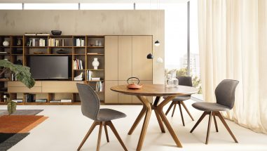 Conception de salon avec de grands éléments en verre, les meubles en bois sont particulièrement sujets à la décoloration. – Photo : Anrei